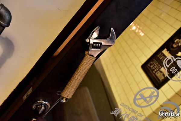 【新北。美食】 新莊 / 工寓咖啡，重金屬工業風格，輕食/下午茶/蛋糕/咖啡/飲品，免費Wif，提供插座，無限時用餐，完整Menu，輔仁大學斜對面，近輔大捷運站