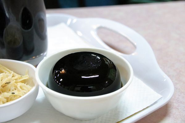 關西仙草博物館生態農場:【新竹景點】仙草巷關西仙草博物館~仙草飯糰創意料理/復古黑膠唱片展示/仙草凍DIY體驗/走訪一趟綠色小徑豐富這趟的生態之旅吧