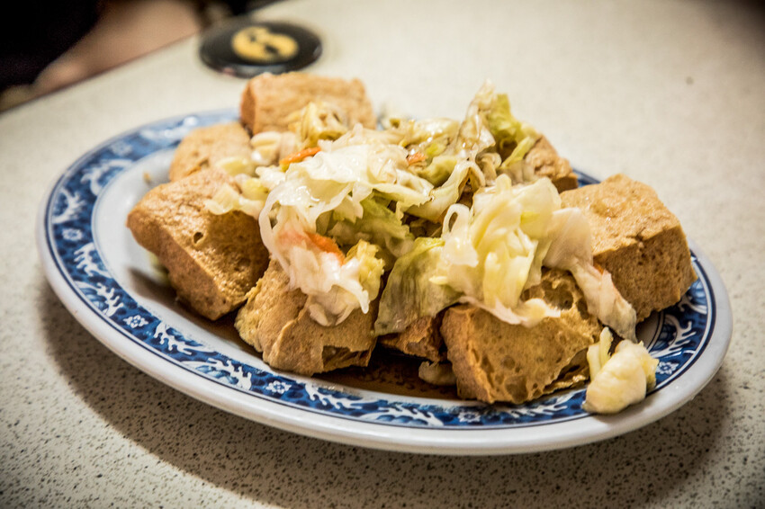 屏東縣萬丹鄉阿國臭豆腐｜號稱臭豆腐南霸天！超大鐵鍋炸不停，外酥內軟老字號臭豆腐