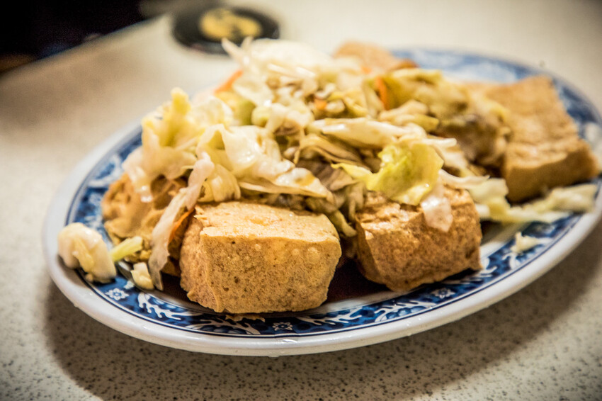 屏東縣萬丹鄉阿國臭豆腐｜號稱臭豆腐南霸天！超大鐵鍋炸不停，外酥內軟老字號臭豆腐