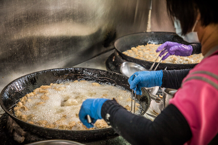 屏東縣萬丹鄉阿國臭豆腐｜號稱臭豆腐南霸天！超大鐵鍋炸不停，外酥內軟老字號臭豆腐