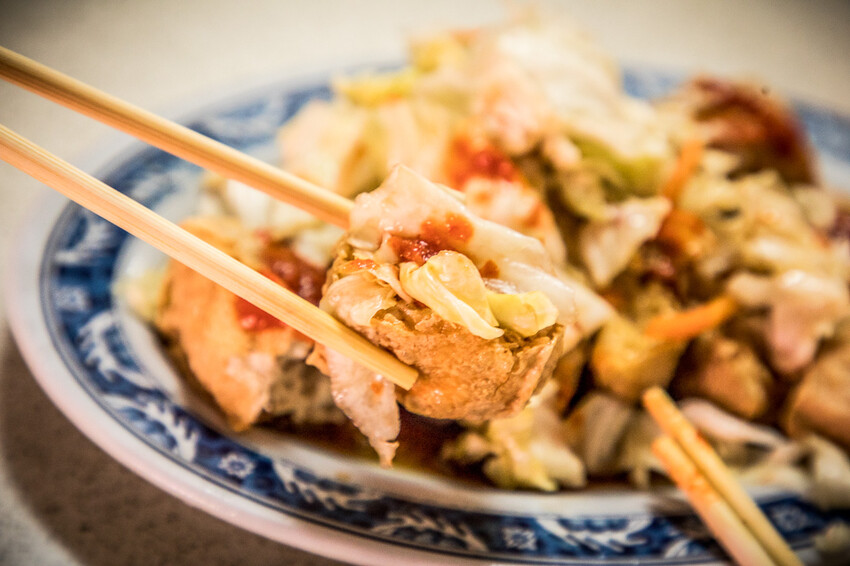 屏東縣萬丹鄉阿國臭豆腐｜號稱臭豆腐南霸天！超大鐵鍋炸不停，外酥內軟老字號臭豆腐