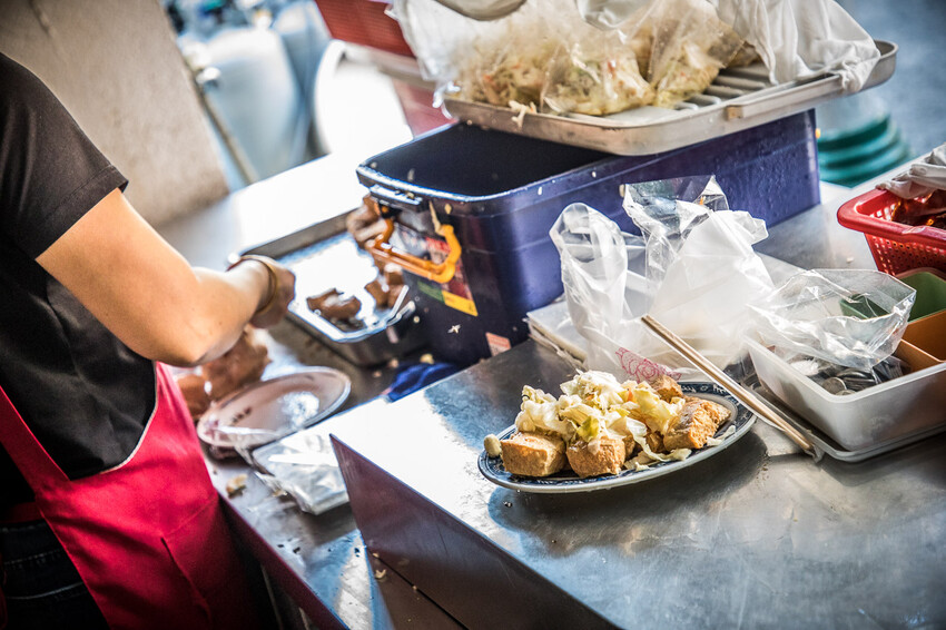 屏東縣萬丹鄉阿國臭豆腐｜號稱臭豆腐南霸天！超大鐵鍋炸不停，外酥內軟老字號臭豆腐