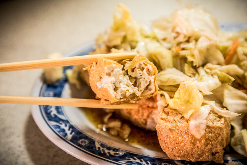 屏東縣萬丹鄉阿國臭豆腐｜號稱臭豆腐南霸天！超大鐵鍋炸不停，外酥內軟老字號臭豆腐