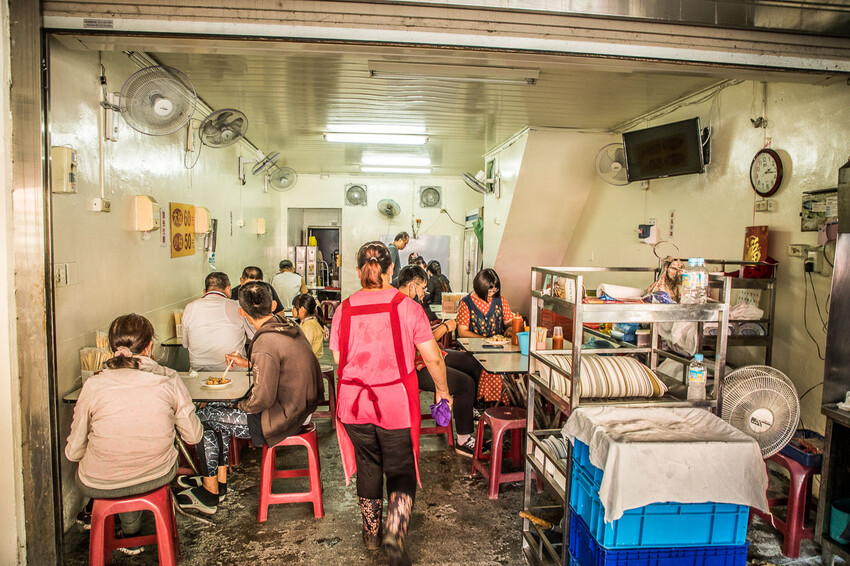 屏東縣萬丹鄉阿國臭豆腐｜號稱臭豆腐南霸天！超大鐵鍋炸不停，外酥內軟老字號臭豆腐