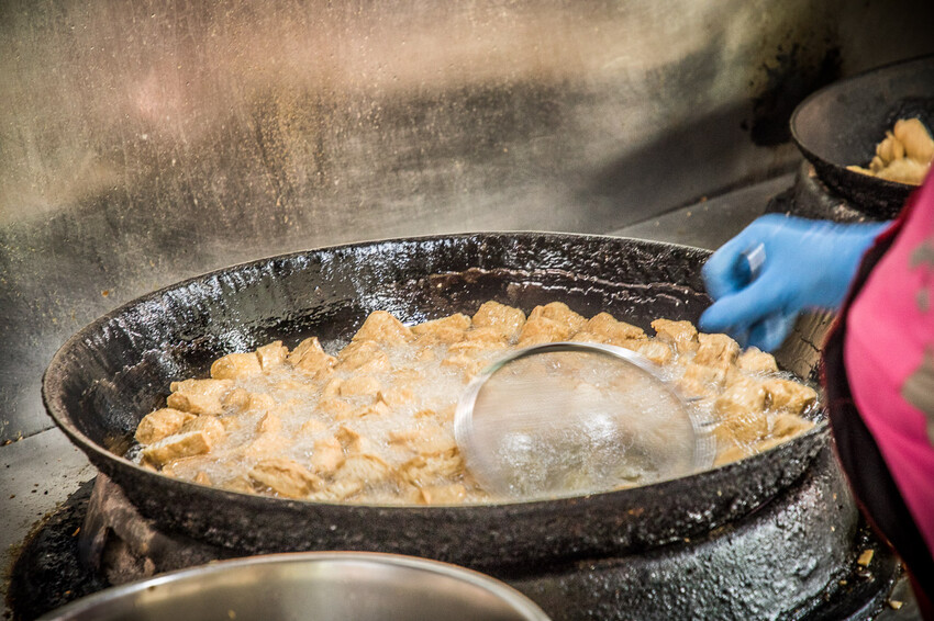 屏東縣萬丹鄉阿國臭豆腐｜號稱臭豆腐南霸天！超大鐵鍋炸不停，外酥內軟老字號臭豆腐