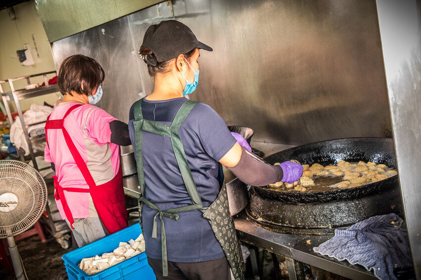 屏東縣萬丹鄉阿國臭豆腐｜號稱臭豆腐南霸天！超大鐵鍋炸不停，外酥內軟老字號臭豆腐