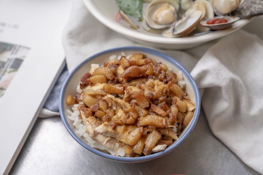 新店美食 超人鱸魚湯|新店耕莘對面超夯小吃店,鮮甜石斑魚湯魚肉多到滿出來,柴燒麥芽豬腳、雞魯飯必點! · 算命的說我很愛吃