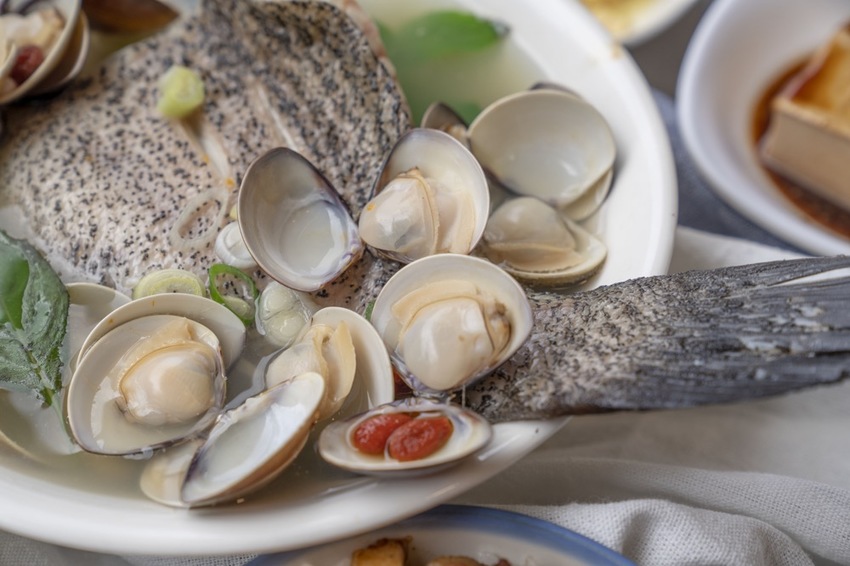 新店美食 超人鱸魚湯|新店耕莘對面超夯小吃店,鮮甜石斑魚湯魚肉多到滿出來,柴燒麥芽豬腳、雞魯飯必點! · 算命的說我很愛吃
