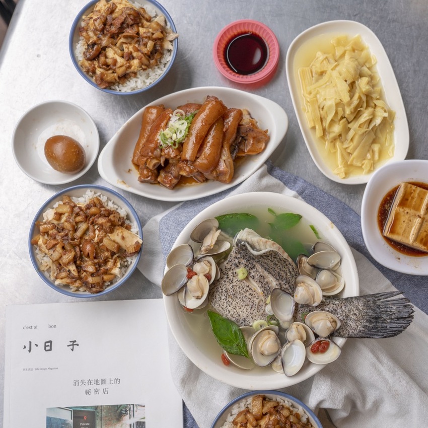 新店美食 超人鱸魚湯|新店耕莘對面超夯小吃店,鮮甜石斑魚湯魚肉多到滿出來,柴燒麥芽豬腳、雞魯飯必點! · 算命的說我很愛吃