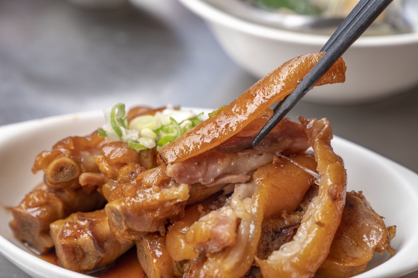 新店美食 超人鱸魚湯|新店耕莘對面超夯小吃店,鮮甜石斑魚湯魚肉多到滿出來,柴燒麥芽豬腳、雞魯飯必點! · 算命的說我很愛吃