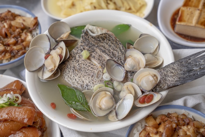 新店美食 超人鱸魚湯|新店耕莘對面超夯小吃店,鮮甜石斑魚湯魚肉多到滿出來,柴燒麥芽豬腳、雞魯飯必點! · 算命的說我很愛吃