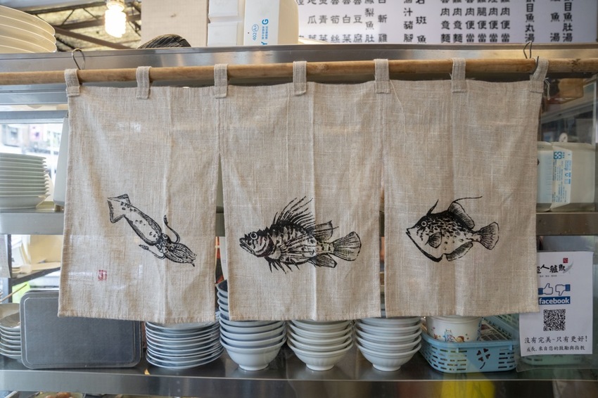 新店美食 超人鱸魚湯|新店耕莘對面超夯小吃店,鮮甜石斑魚湯魚肉多到滿出來,柴燒麥芽豬腳、雞魯飯必點! · 算命的說我很愛吃