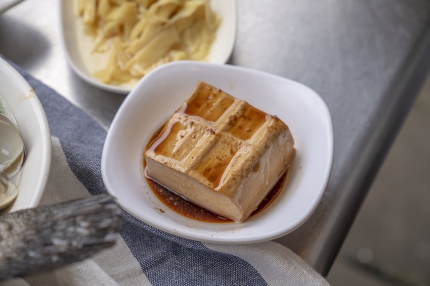 新店美食 超人鱸魚湯|新店耕莘對面超夯小吃店,鮮甜石斑魚湯魚肉多到滿出來,柴燒麥芽豬腳、雞魯飯必點! · 算命的說我很愛吃