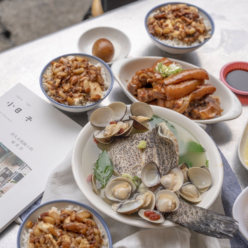 新店美食 超人鱸魚湯|新店耕莘對面超夯小吃店,鮮甜石斑魚湯魚肉多到滿出來,柴燒麥芽豬腳、雞魯飯必點! · 算命的說我很愛吃