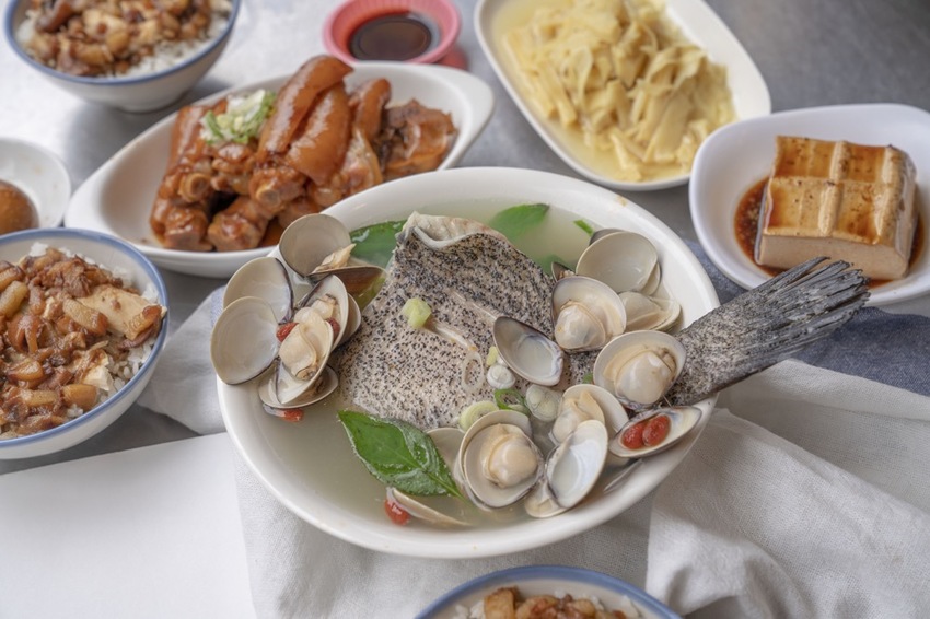 新店美食 超人鱸魚湯|新店耕莘對面超夯小吃店,鮮甜石斑魚湯魚肉多到滿出來,柴燒麥芽豬腳、雞魯飯必點! · 算命的說我很愛吃