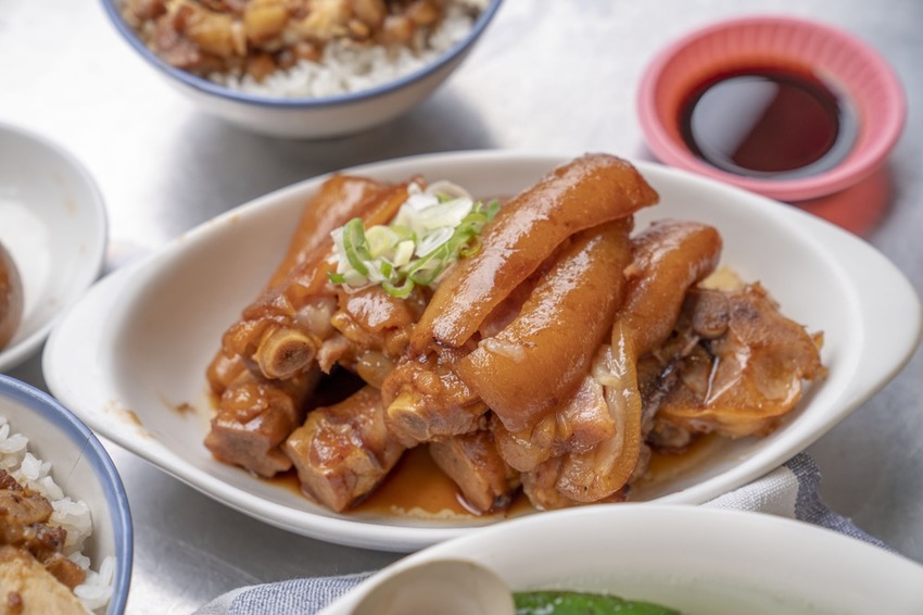 新店美食 超人鱸魚湯|新店耕莘對面超夯小吃店,鮮甜石斑魚湯魚肉多到滿出來,柴燒麥芽豬腳、雞魯飯必點! · 算命的說我很愛吃