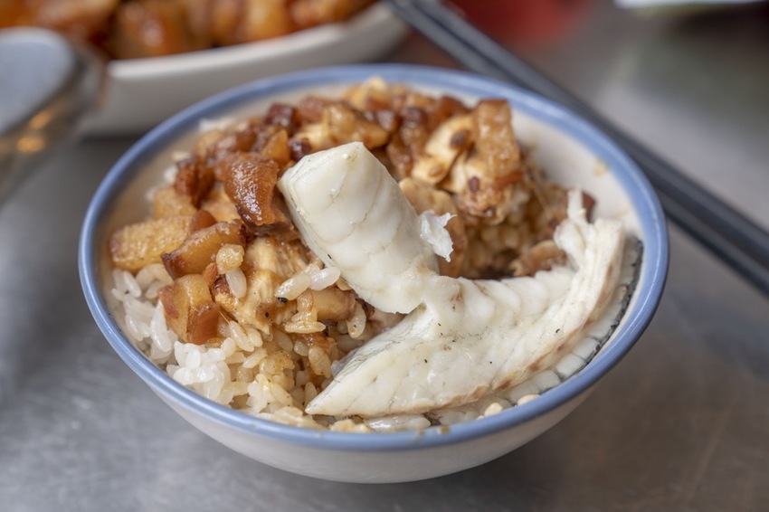 新店美食 超人鱸魚湯|新店耕莘對面超夯小吃店,鮮甜石斑魚湯魚肉多到滿出來,柴燒麥芽豬腳、雞魯飯必點! · 算命的說我很愛吃