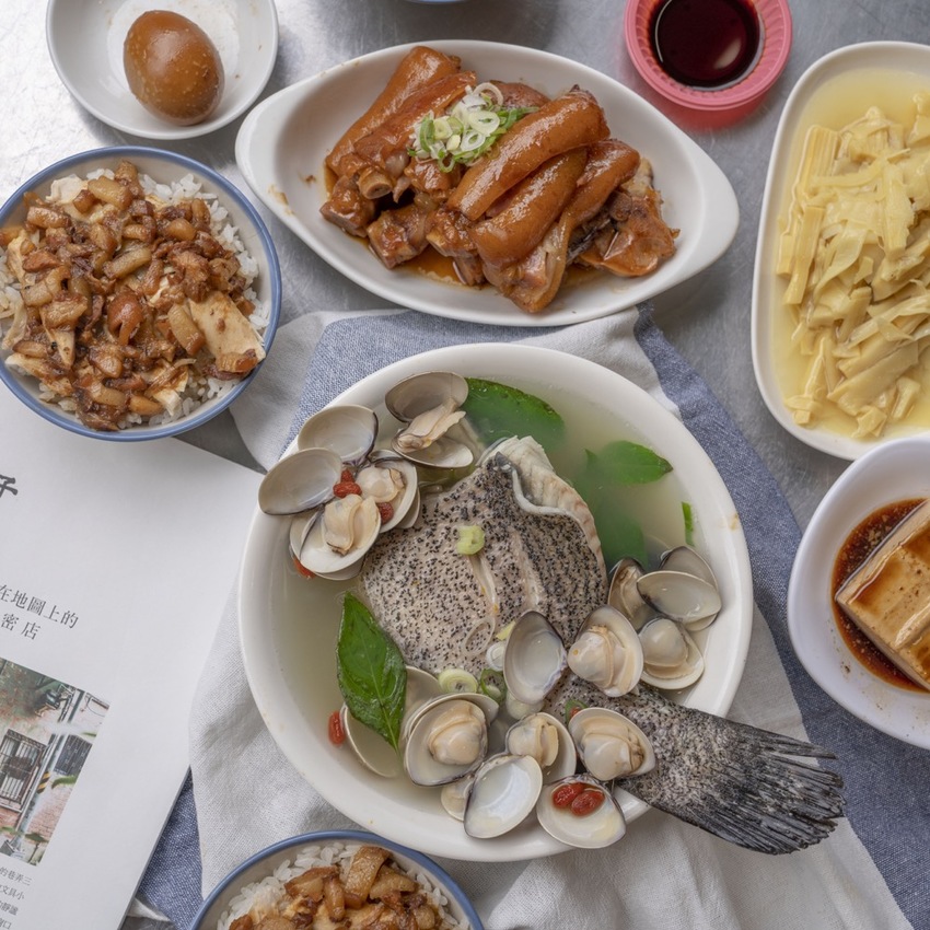 新店美食 超人鱸魚湯|新店耕莘對面超夯小吃店,鮮甜石斑魚湯魚肉多到滿出來,柴燒麥芽豬腳、雞魯飯必點! · 算命的說我很愛吃