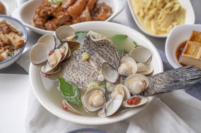 新店美食 超人鱸魚湯|新店耕莘對面超夯小吃店,鮮甜石斑魚湯魚肉多到滿出來,柴燒麥芽豬腳、雞魯飯必點! · 算命的說我很愛吃