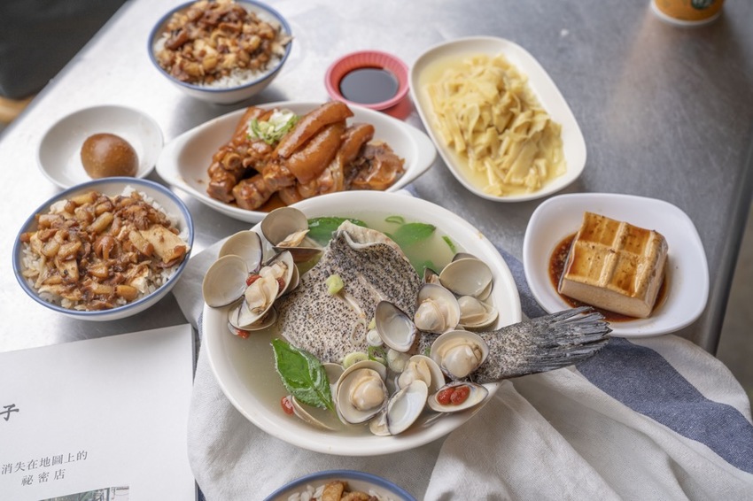 新店美食 超人鱸魚湯|新店耕莘對面超夯小吃店,鮮甜石斑魚湯魚肉多到滿出來,柴燒麥芽豬腳、雞魯飯必點! · 算命的說我很愛吃