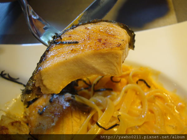 [新竹]象腳樹Moringa|以樹為名，簡單清新的質感餐廳。霸氣的鮭魚麵、烤全雞。不用再花大錢也可以吃好料!@老饕的最愛喜歡就打包