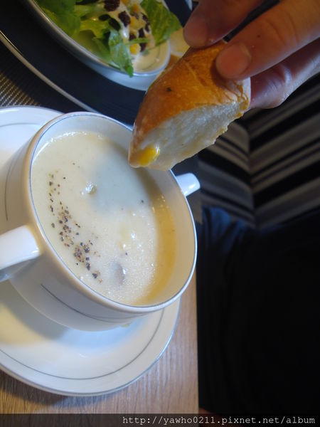 [新竹]象腳樹Moringa|以樹為名，簡單清新的質感餐廳。霸氣的鮭魚麵、烤全雞。不用再花大錢也可以吃好料!@老饕的最愛喜歡就打包