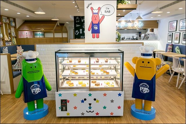 《捷運板南線/國父紀念館站美食》CRAFTHOLIC Café全球一號店，療癒首發！什麼都可愛、令人少女心爆發的宇宙人主題餐廳