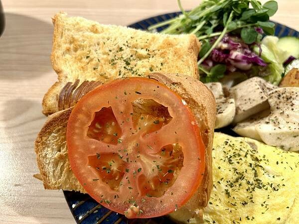 板橋府中早午餐推薦/coffeee早午餐咖啡/誤打誤撞跟朋友去用餐發現好吃的歐姆蛋早午餐/我不得不推超值得去吃