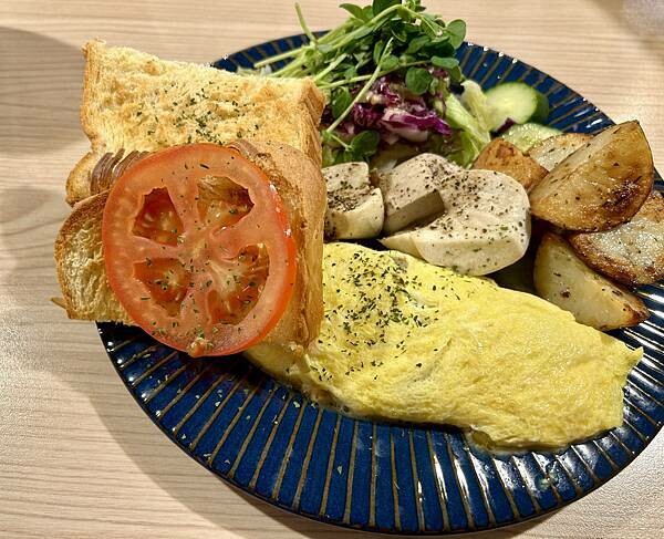 板橋府中早午餐推薦/coffeee早午餐咖啡/誤打誤撞跟朋友去用餐發現好吃的歐姆蛋早午餐/我不得不推超值得去吃