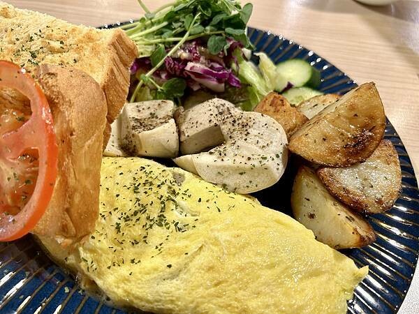 板橋府中早午餐推薦/coffeee早午餐咖啡/誤打誤撞跟朋友去用餐發現好吃的歐姆蛋早午餐/我不得不推超值得去吃