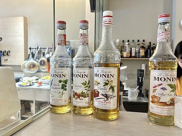 板橋府中早午餐推薦/coffeee早午餐咖啡/誤打誤撞跟朋友去用餐發現好吃的歐姆蛋早午餐/我不得不推超值得去吃