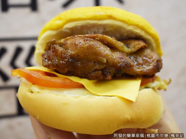 楓茶記15-雞排煎蛋菠蘿包很厚.JPG