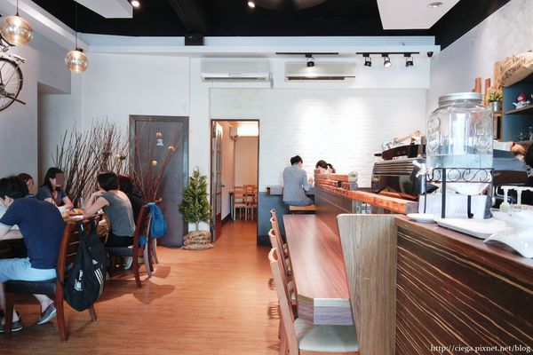 【高雄前金│早午餐】Café De Timing 滴時刻│舊公寓新設計，一杯咖啡一塊蛋糕的午後好愜意│餐點採現點現做，店家自製手桿麵包和甜點，近美麗島站