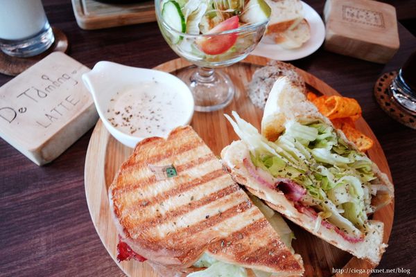 【高雄前金│早午餐】Café De Timing 滴時刻│舊公寓新設計，一杯咖啡一塊蛋糕的午後好愜意│餐點採現點現做，店家自製手桿麵包和甜點，近美麗島站