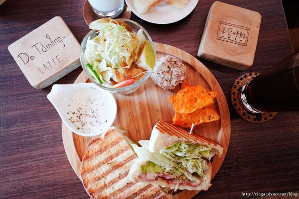 【高雄前金│早午餐】Café De Timing 滴時刻│舊公寓新設計，一杯咖啡一塊蛋糕的午後好愜意│餐點採現點現做，店家自製手桿麵包和甜點，近美麗島站