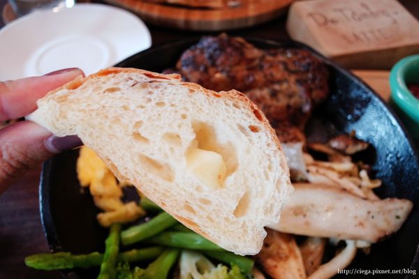 【高雄前金│早午餐】Café De Timing 滴時刻│舊公寓新設計，一杯咖啡一塊蛋糕的午後好愜意│餐點採現點現做，店家自製手桿麵包和甜點，近美麗島站