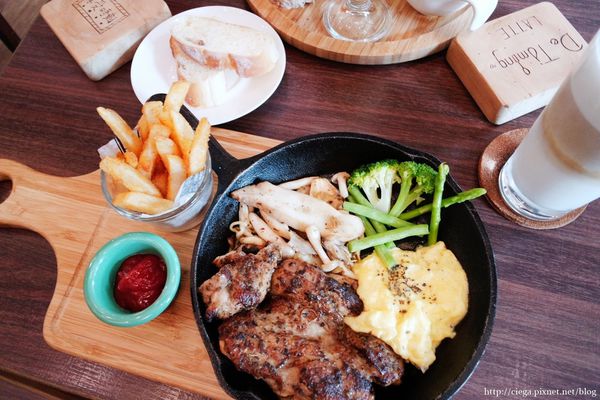 【高雄前金│早午餐】Café De Timing 滴時刻│舊公寓新設計，一杯咖啡一塊蛋糕的午後好愜意│餐點採現點現做，店家自製手桿麵包和甜點，近美麗島站