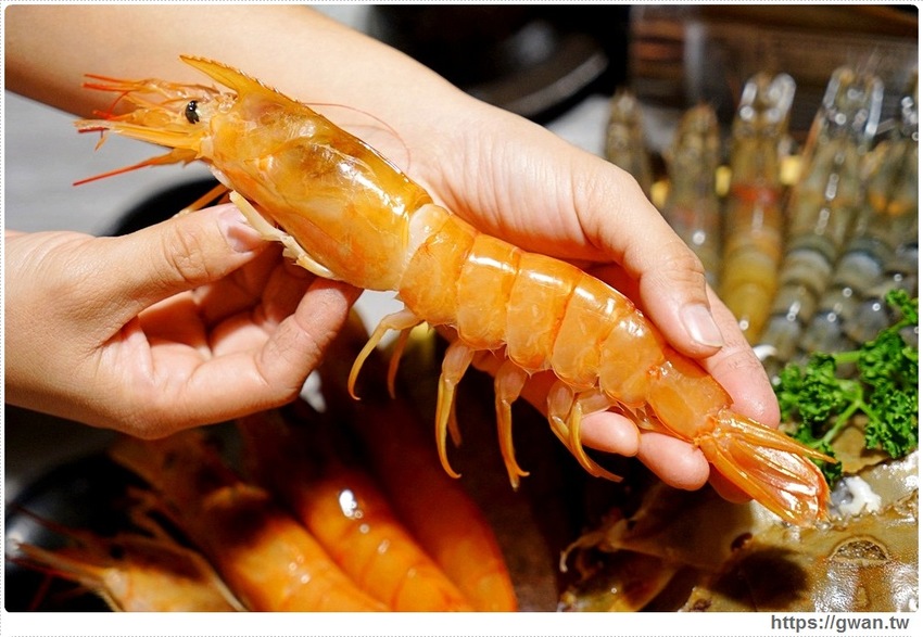 台中隱藏版帝王蟹四吃!還有超濃蟹膏粥,蟹霸王套餐每日限量四組,沒預訂吃不到~