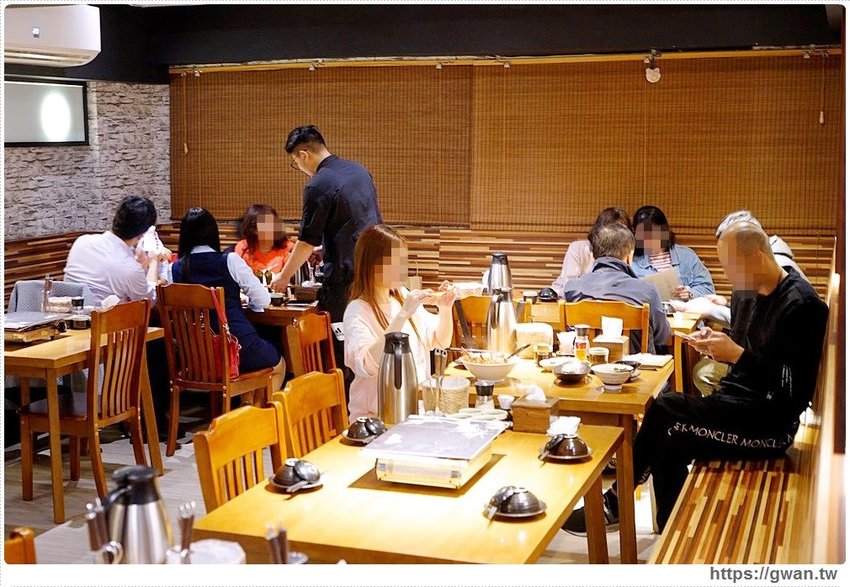 台中隱藏版帝王蟹四吃!還有超濃蟹膏粥,蟹霸王套餐每日限量四組,沒預訂吃不到~