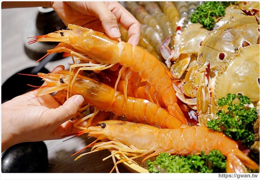 台中隱藏版帝王蟹四吃!還有超濃蟹膏粥,蟹霸王套餐每日限量四組,沒預訂吃不到~