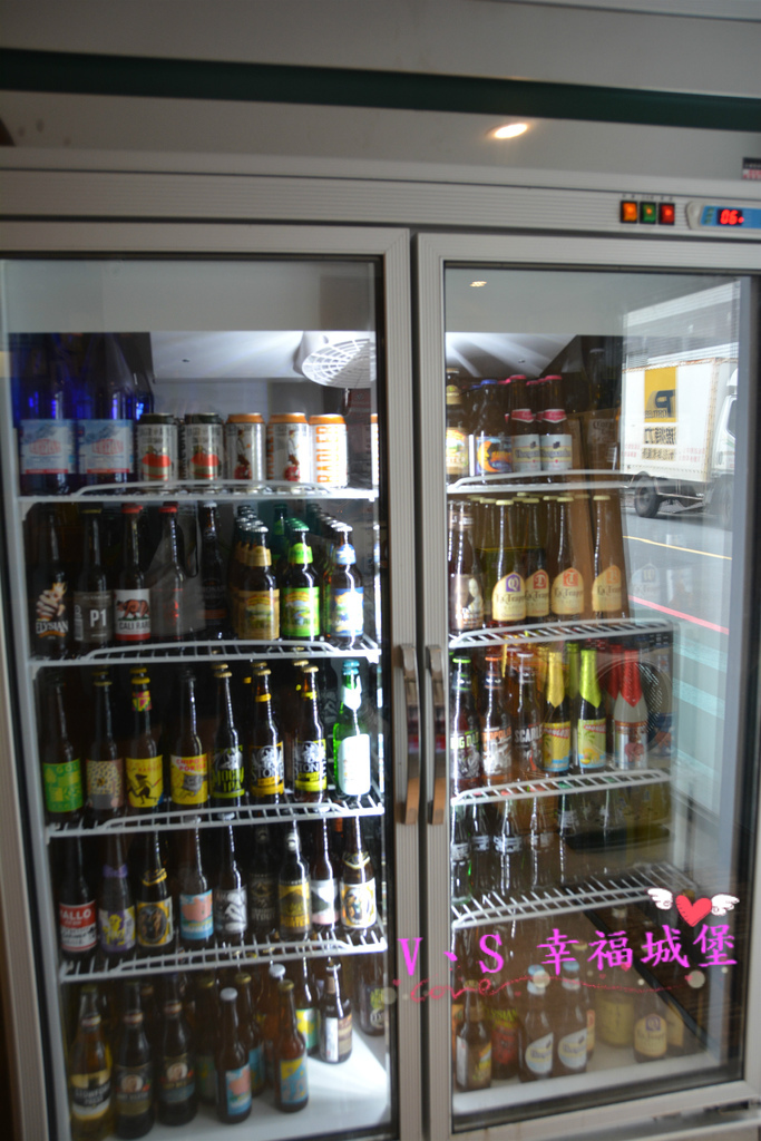 【台北大安區美食】忠孝敦化站 Imp Cafe ~ 有著大螢幕可看球賽的運動餐廳，悠閒環境更是姐妹聚會的好地方 !