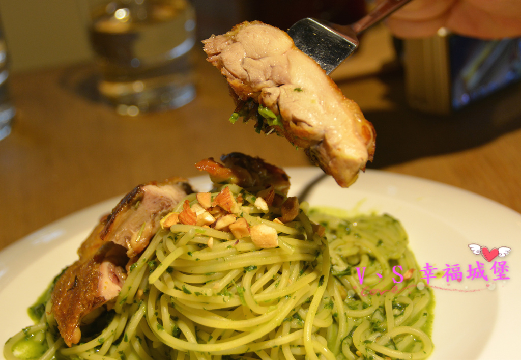 【台北大安區美食】忠孝敦化站 Imp Cafe ~ 有著大螢幕可看球賽的運動餐廳，悠閒環境更是姐妹聚會的好地方 !