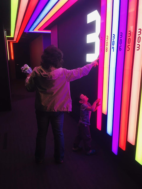 [台北住宿] UiNN Business Hotel 悠逸商旅｜士林附設室內外遊戲區的親子友善旅館，步行10分鐘即可達科教館、天文館、兒童新樂園、士林親子館，全家大小入住超方便！