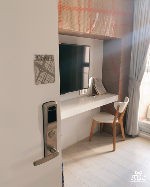 台中住宿|影音|希堤微旅免費停車,純白時尚旅店,散步到逢甲夜市!