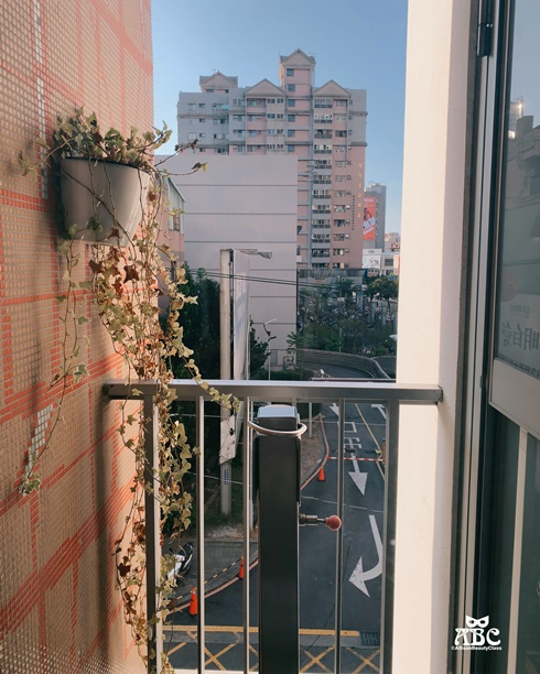 台中住宿|影音|希堤微旅免費停車,純白時尚旅店,散步到逢甲夜市!