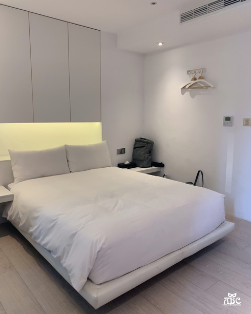 台中住宿|影音|希堤微旅免費停車,純白時尚旅店,散步到逢甲夜市!