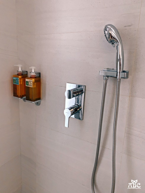 台中住宿|影音|希堤微旅免費停車,純白時尚旅店,散步到逢甲夜市!