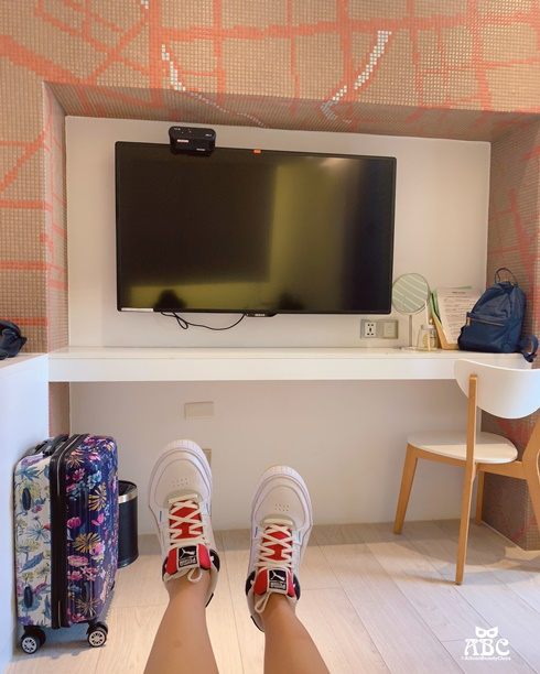 台中住宿|影音|希堤微旅免費停車,純白時尚旅店,散步到逢甲夜市!