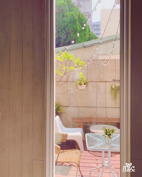 台中住宿|影音|希堤微旅免費停車,純白時尚旅店,散步到逢甲夜市!